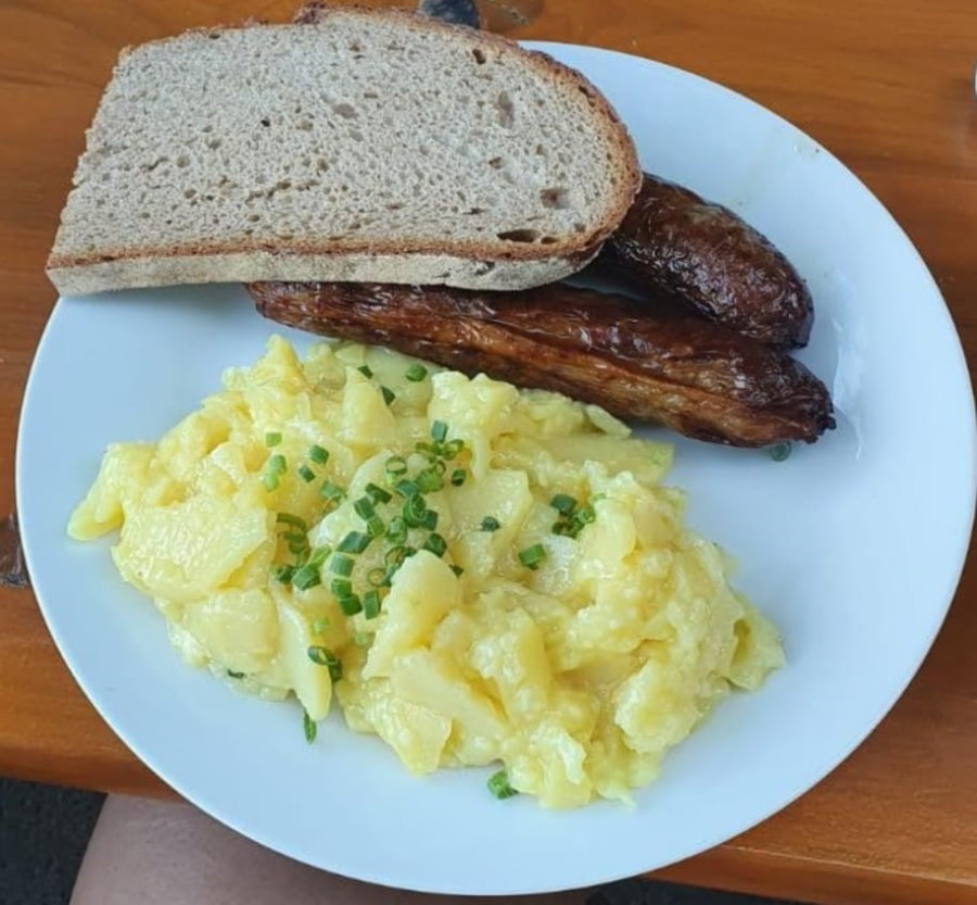Biergarten Essen verschiedene Speisen