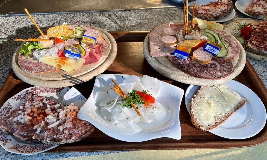 Biergarten Essen verschiedene Speisen