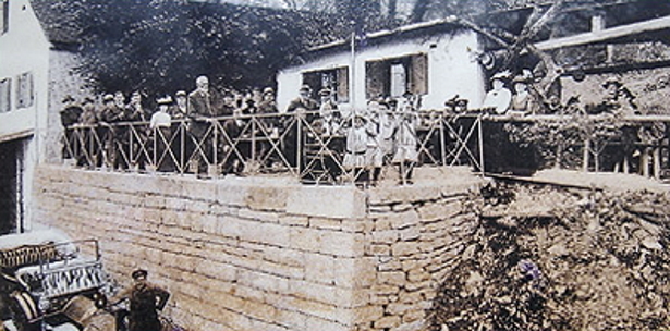 Traditioneller Biergarten seit 1850. Bild von ca. 1900