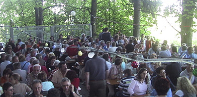 Traditioneller Biergarten seit 1850. Bild von ca. 1900